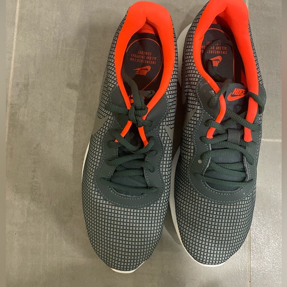 Women’s Nike Running Shoes - Picture 2 of 4